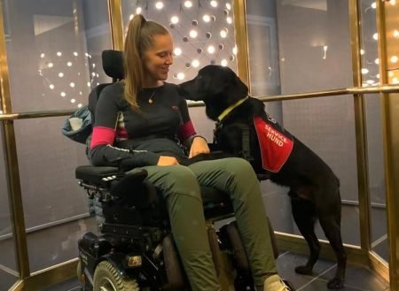 Hannah Lunden får servicehund som skal hjelpe henne i hverdagen. Foto: Facebook.