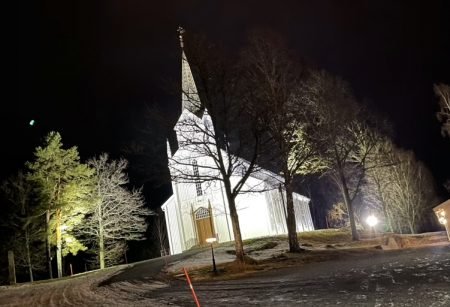 Gjerstad kirke er blitt godt synlig på kveldstid i nytt flomlys.