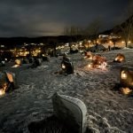 Kirkegården i Gjerstad er badet i lys i forbindelse med julehøytiden.