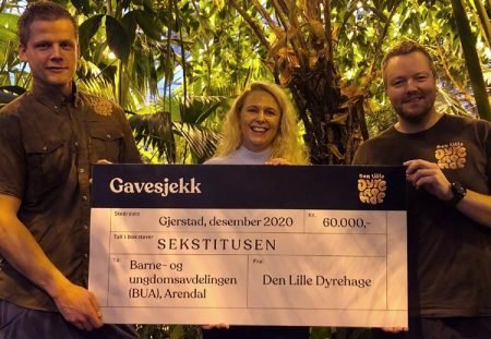 Eierne av Den Lille Dyrehage kunne i dag overlevere en stor gavesjekk til barneavdelingen ved sykehuset i Arendal. Foto: Den Lille Dyrehage.