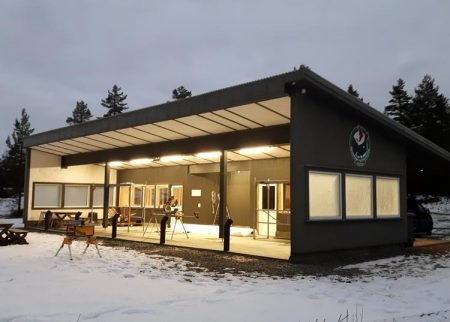 Et flott nytt bygg står klart på Solem skytebane. Foto: Jostein Vestøl, Gjerstad JFF.