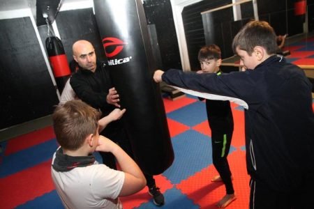 Mehmet Bulut (t.v.) setter i gang trening i kickboksing i øvre Gjerstad over nyttår. Arkivbilde.