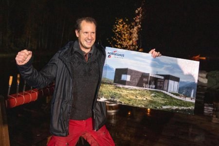 Per Gunvald med det synlige beviset på gårsdagens seier i Farmen. Foto: TV2