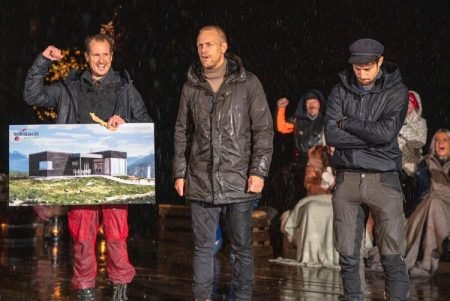 Per Gunvald Haugen kunne juble etter å ha dratt i land seieren i Farmen 2020. Den tapende finalisten, Daniel Viem Årdal, var som bildet viser ikke riktig så fornøyd. Foto: TV2.