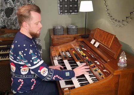 Ole Gjøstøl trakterer et gammelt hammondorgel i sin noe spesielle adventskalender. Skjermdump: Facebook.