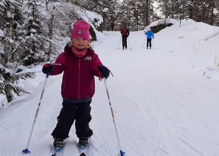 Emma Hegland Moe (5) hadde en fin skitur i helga. Foto: Astrid H. Bråten.