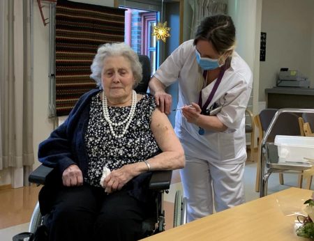 Marit Rønningen ble den første som fikk koronavaksine i Gjerstad. Foto: Inger Løite.