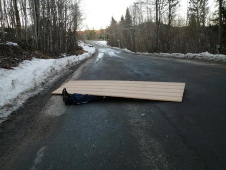 Dumpene på fylkesveien inn mot Ausland er tydeligvis temmelig dype. Foto: Ånon Ausland.