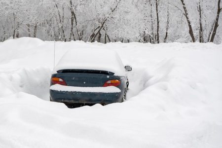 Spår opp mot en meter snø midt i mars
