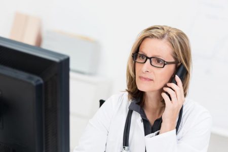 Ukjent anrop på telefonen kan gjelde time for vaksinering mot Covid-19 Får du et anrop fra ukjent nummer kan det være kommunen som forsøker å få gjort avtale med deg om vaksinering. Illustrasjonsbilde: Depositphotos.com