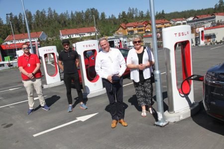 Representanter fra Tesla Norge og Gjerstad kommune møttes på Brokelandsheia i dag.