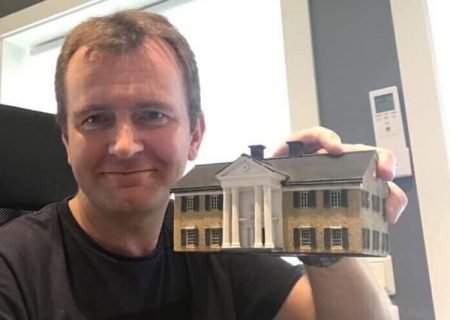 Morten Presthagen med  modellen av Graceland. Arkivbilde.