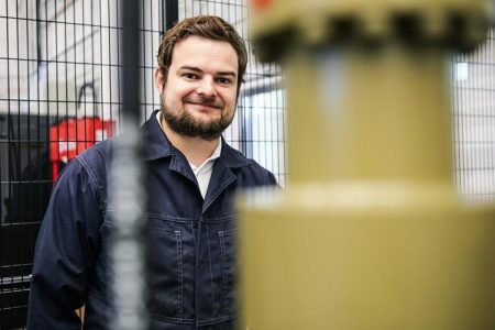 Som fersk uteksaminert masterstudent ved UiA startet Jørgen Fone Pedersen (29) i stillingen som prosjektingeniør hos prestisjefylte CERN i Sveits - en organisasjon som retter seg mot forskning innen partikkelfysikk. Foto: Damares Stenbakk / UiA