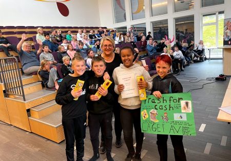 Kreative ungdommer på Abel skole Ordfører Inger Løite delte ut premier til vinnerlaget fra 7. klasse, som vant pizza til hele klassen.