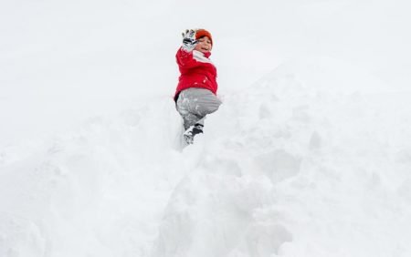 Det kan bli mye snø å leke i den kommende uka. Illustrasjon: Depositphotos.com