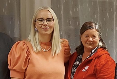 Rødt Gjerstad gir råd foran kommunestyrets budsjettbehandling Malin Svendsen og Ellen Draagen i Rødt Gjerstad. Foto: Privat