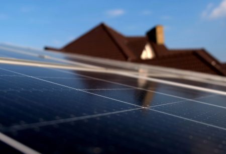 Tilbyr studie i montering og installasjon av solkraftanlegg