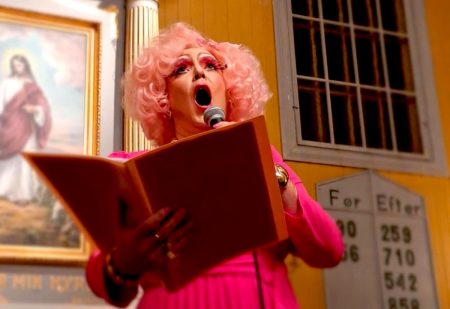 Daisy Bakken m/venner synger julen inn