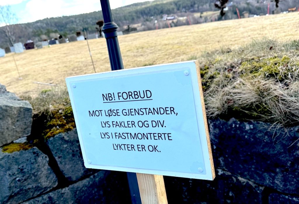 Forbud mot løse gjenstander ved gravene på kirkegården