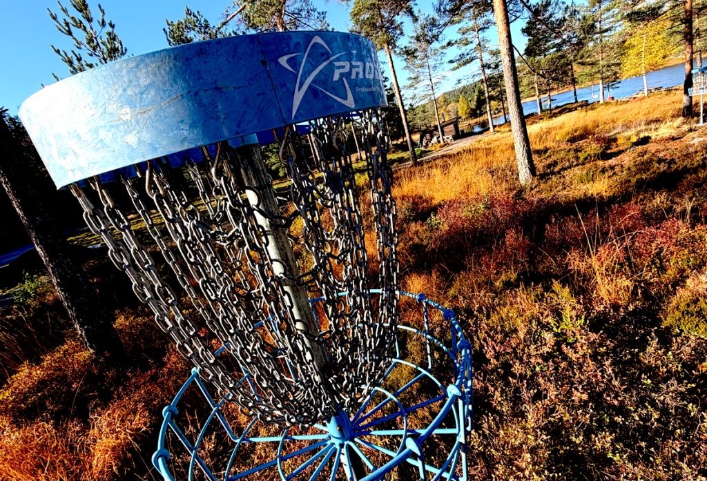 Nå kan du teste ut frisbeegolf på Vestøl