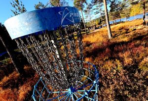 Nå kan du teste ut frisbeegolf på Vestøl
