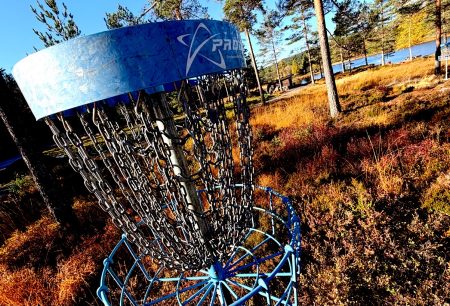 Nå kan du teste ut frisbeegolf på Vestøl