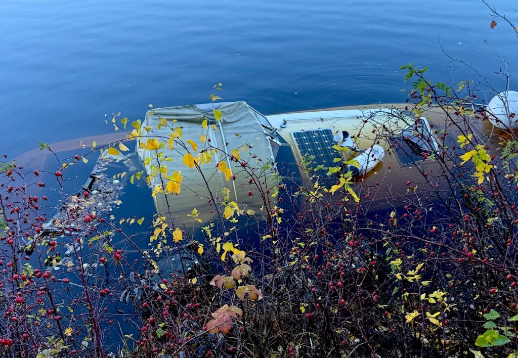 Båten i Gjerstadvannet igjen under vann