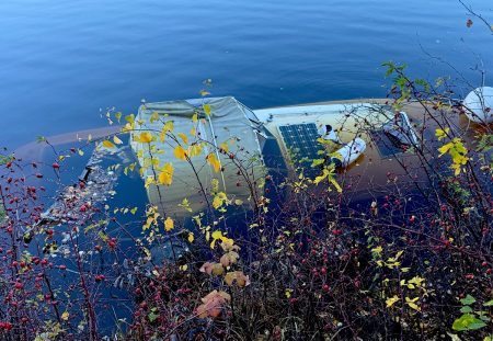 Båten i Gjerstadvannet igjen under vann